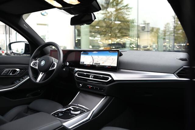 BMW 3-SERIE Touring 330e High Executive M Sport Automaat / Panoramadak / Trekhaak / Sportstoelen / Adaptieve LED / Adaptief M Onderstel / Parking Assistant Plus / Comfort Access