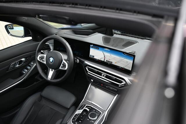 BMW 3-SERIE Touring 330e High Executive M Sport Automaat / Panoramadak / Trekhaak / Sportstoelen / Adaptieve LED / Adaptief M Onderstel / Parking Assistant Plus / Comfort Access