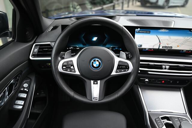 BMW 3-SERIE Touring 330e High Executive M Sport Automaat / Panoramadak / Trekhaak / Sportstoelen / Adaptieve LED / Adaptief M Onderstel / Parking Assistant Plus / Comfort Access