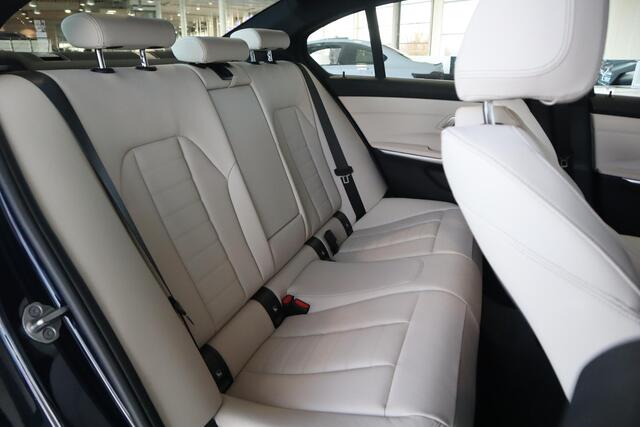 BMW 3-SERIE Sedan 320e Business Edition Plus | M Sportpakket | 19'' BMW Individual | Schuif-kantel dak