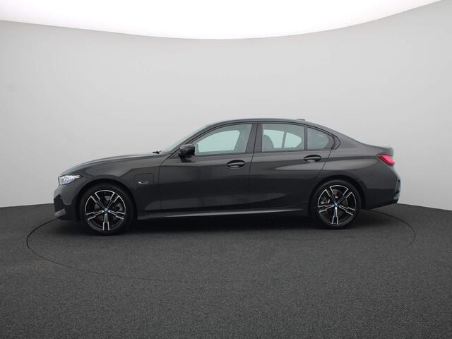 BMW 3-SERIE Sedan 320e M Sportpakket | LED Koplampen | Trekhaak | Adaptief M Onderstel | 18"