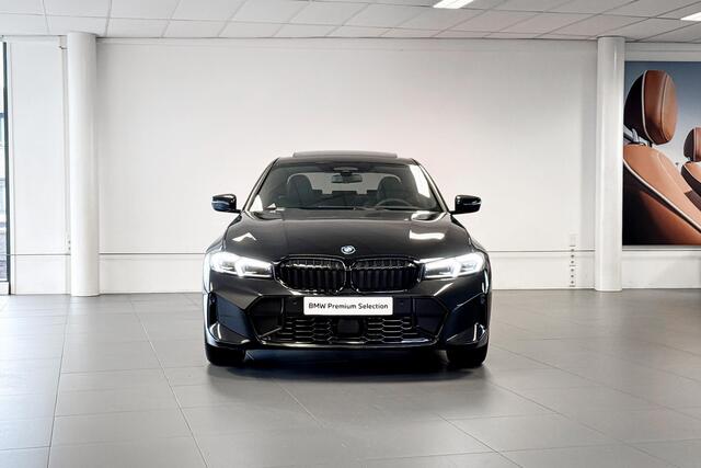 BMW 3-SERIE Sedan 330e | M Sport | Stoelverwarming | Harman Kardon | Glazen Panoramadak | Driving Assistant Pro |