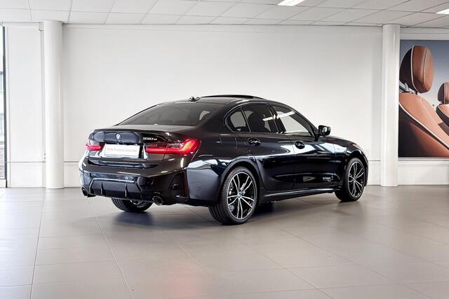 BMW 3-SERIE Sedan 330e | M Sport | Stoelverwarming | Harman Kardon | Glazen Panoramadak | Driving Assistant Pro |