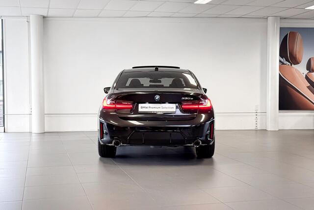 BMW 3-SERIE Sedan 330e | M Sport | Stoelverwarming | Harman Kardon | Glazen Panoramadak | Driving Assistant Pro |