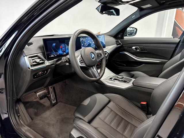 BMW 3-SERIE Sedan 330e | M Sport | Stoelverwarming | Harman Kardon | Glazen Panoramadak | Driving Assistant Pro |