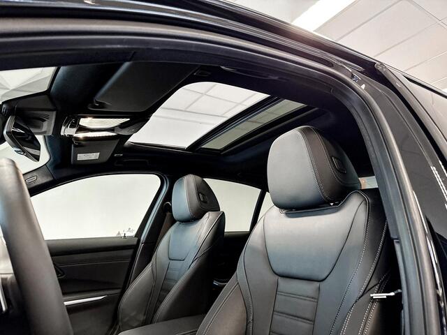 BMW 3-SERIE Sedan 330e | M Sport | Stoelverwarming | Harman Kardon | Glazen Panoramadak | Driving Assistant Pro |