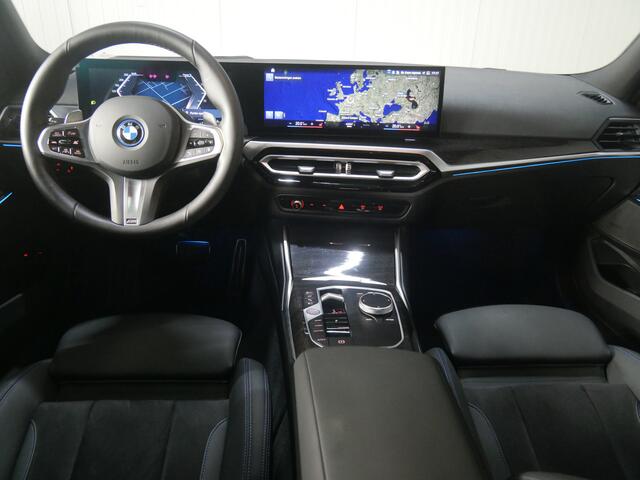 BMW 3-SERIE Touring 330e xDrive High Executive M Sport Automaat / Panoramadak / Trekhaak / Sportstoelen / Adaptief M Onderstel / Adaptieve LED / Parking Assistant Plus / Comfort Access