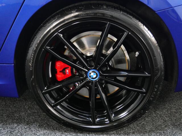 BMW 3-SERIE Touring 330e xDrive High Executive M Sport Automaat / Panoramadak / Trekhaak / Sportstoelen / Adaptief M Onderstel / Adaptieve LED / Parking Assistant Plus / Comfort Access
