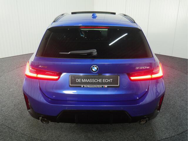 BMW 3-SERIE Touring 330e xDrive High Executive M Sport Automaat / Panoramadak / Trekhaak / Sportstoelen / Adaptief M Onderstel / Adaptieve LED / Parking Assistant Plus / Comfort Access