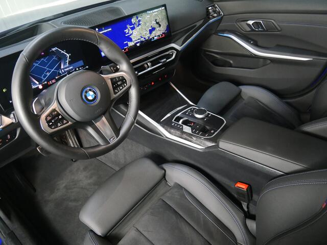BMW 3-SERIE Touring 330e xDrive High Executive M Sport Automaat / Panoramadak / Trekhaak / Sportstoelen / Adaptief M Onderstel / Adaptieve LED / Parking Assistant Plus / Comfort Access