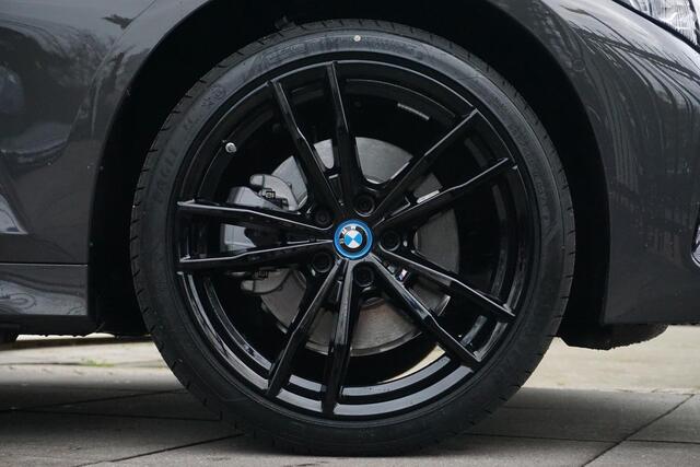 BMW 3-SERIE Touring 330e Aut. M Sportpakket / HIFI / 19" LMV / Active Cruise Control / Achteruitrijcamera