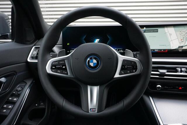 BMW 3-SERIE Touring 330e Aut. M Sportpakket / HIFI / 19" LMV / Active Cruise Control / Achteruitrijcamera