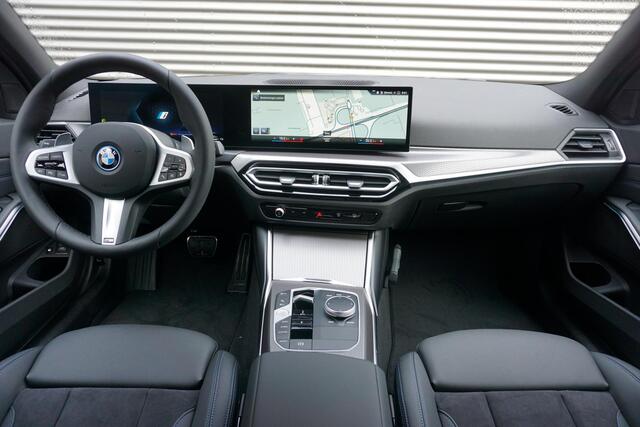 BMW 3-SERIE Touring 330e Aut. M Sportpakket / HIFI / 19" LMV / Active Cruise Control / Achteruitrijcamera
