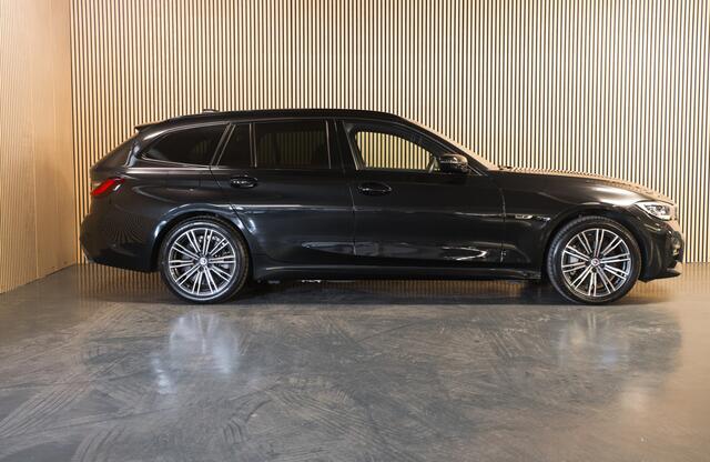 BMW 3-SERIE Touring 330e xDrive High Executive M-Sport Panoramadak - Stoelverwarming - Apple Carplay/ Android Auto - Parkeerassistent