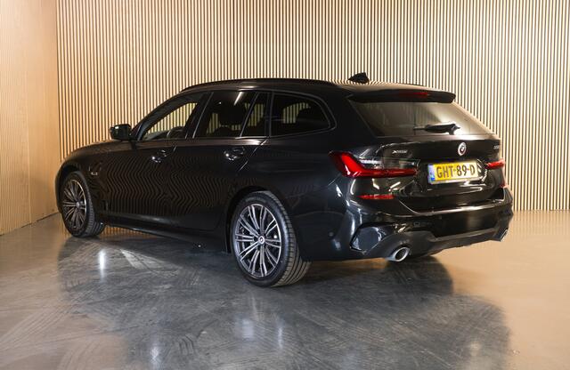 BMW 3-SERIE Touring 330e xDrive High Executive M-Sport Panoramadak - Stoelverwarming - Apple Carplay/ Android Auto - Parkeerassistent