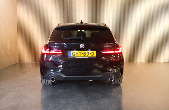 BMW 3-SERIE Touring 330e xDrive High Executive M-Sport Panoramadak - Stoelverwarming - Apple Carplay/ Android Auto - Parkeerassistent