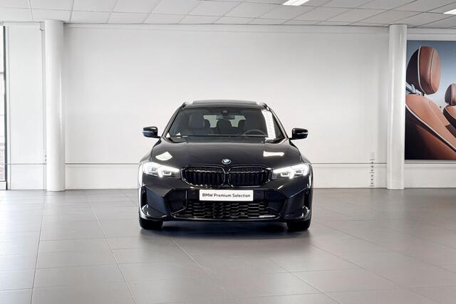 BMW 3-SERIE Touring 318i | M Sport | Glazen Panoramadak | Stoelverwarming | Achteruitrijcamera |