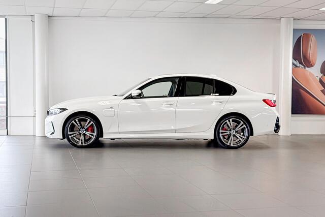 BMW 3-SERIE Sedan 330e | M Sport | Glazen Panoramadak | Harman Kardon | Stoelverwarming |