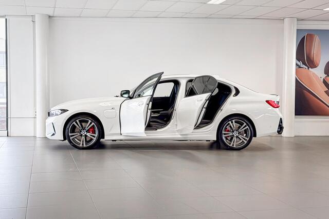 BMW 3-SERIE Sedan 330e | M Sport | Glazen Panoramadak | Harman Kardon | Stoelverwarming |