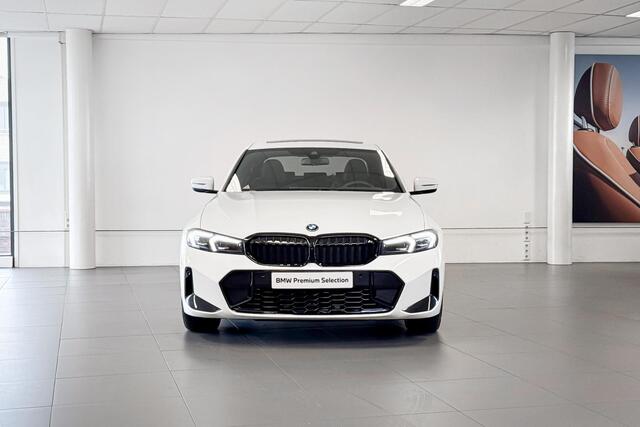 BMW 3-SERIE Sedan 330e | M Sport | Glazen Panoramadak | Harman Kardon | Stoelverwarming |