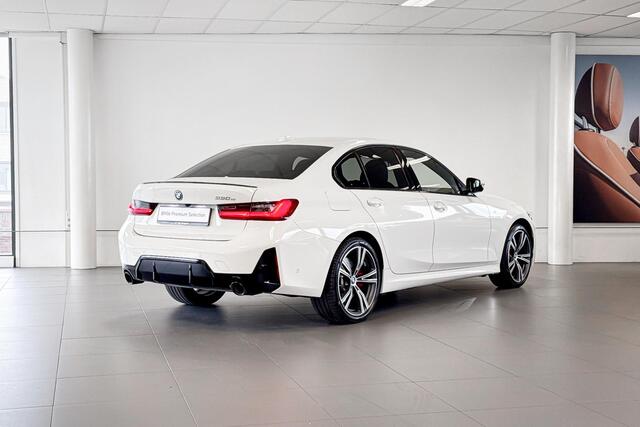 BMW 3-SERIE Sedan 330e | M Sport | Glazen Panoramadak | Harman Kardon | Stoelverwarming |