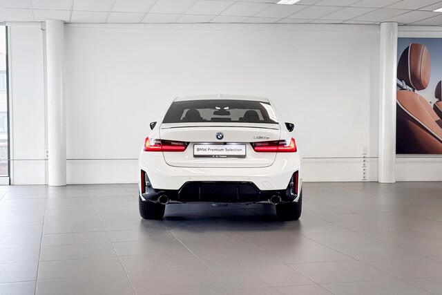 BMW 3-SERIE Sedan 330e | M Sport | Glazen Panoramadak | Harman Kardon | Stoelverwarming |