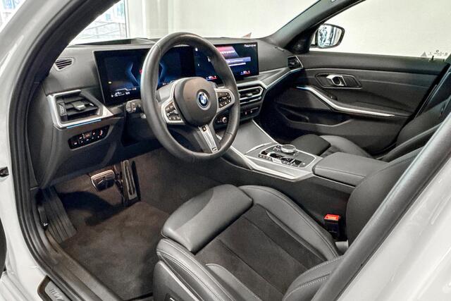 BMW 3-SERIE Sedan 330e | M Sport | Glazen Panoramadak | Harman Kardon | Stoelverwarming |