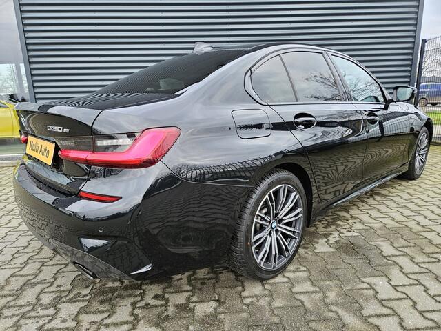 BMW 3-SERIE 330e M Sport Plug In Hybrid Dealer O.H PHEV | Lederen Sportstoelen Verwarmd | Apple Carplay | Navi Full Map | Virtual Cockpit | Sfeerverlichting | 18"L.M |