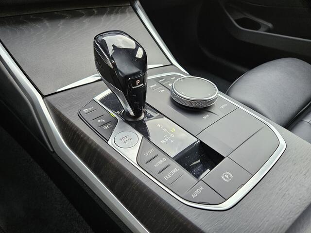 BMW 3-SERIE 330e M Sport Plug In Hybrid Dealer O.H PHEV | Lederen Sportstoelen Verwarmd | Apple Carplay | Navi Full Map | Virtual Cockpit | Sfeerverlichting | 18"L.M |