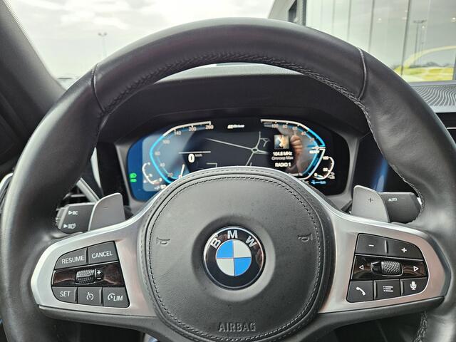 BMW 3-SERIE 330e M Sport Plug In Hybrid Dealer O.H PHEV | Lederen Sportstoelen Verwarmd | Apple Carplay | Navi Full Map | Virtual Cockpit | Sfeerverlichting | 18"L.M |