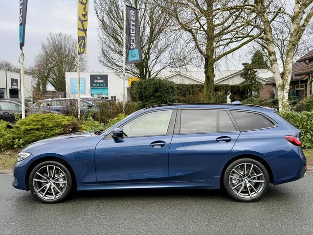 BMW 3-SERIE Touring 330e 292PK PanooLederoHarmanKardon