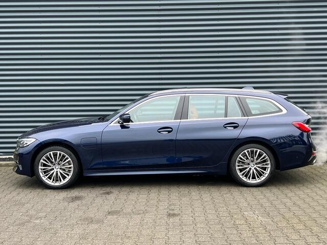BMW 3-SERIE Touring 330e Luxury Line Plug-in Hybrid PHEV | Trekhaak af Fabriek | Panodak | Adaptive Onderstel | Carplay | Sfeerverlichting |
