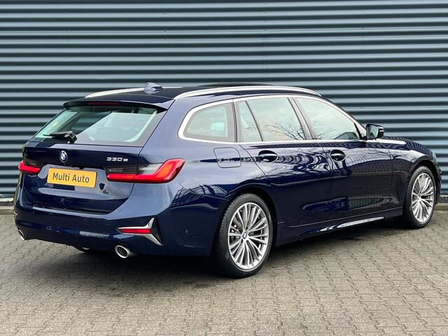 BMW 3-SERIE Touring 330e Luxury Line Plug-in Hybrid PHEV | Trekhaak af Fabriek | Panodak | Adaptive Onderstel | Carplay | Sfeerverlichting |