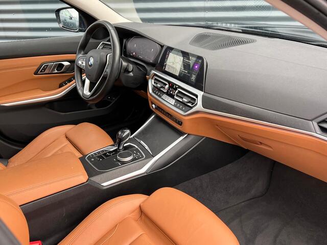 BMW 3-SERIE Touring 330e Luxury Line Plug-in Hybrid PHEV | Trekhaak af Fabriek | Panodak | Adaptive Onderstel | Carplay | Sfeerverlichting |