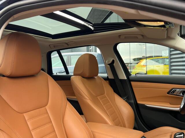 BMW 3-SERIE Touring 330e Luxury Line Plug-in Hybrid PHEV | Trekhaak af Fabriek | Panodak | Adaptive Onderstel | Carplay | Sfeerverlichting |