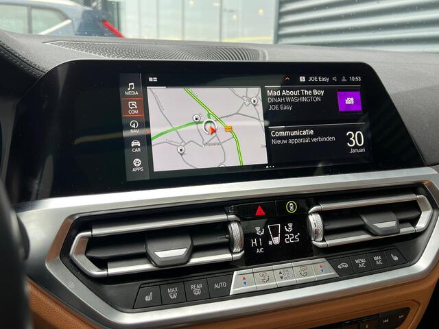 BMW 3-SERIE Touring 330e Luxury Line Plug-in Hybrid PHEV | Trekhaak af Fabriek | Panodak | Adaptive Onderstel | Carplay | Sfeerverlichting |