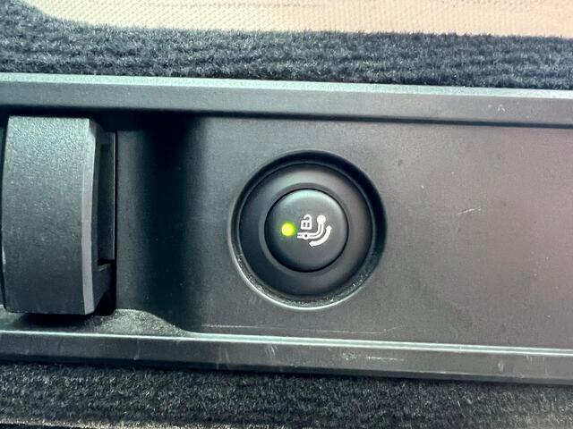 BMW 3-SERIE Touring 330e Luxury Line Plug-in Hybrid PHEV | Trekhaak af Fabriek | Panodak | Adaptive Onderstel | Carplay | Sfeerverlichting |