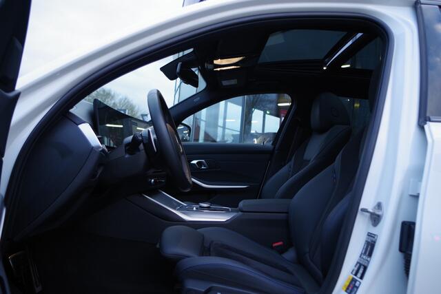 BMW 3-SERIE Touring 330e 293 PK M-Sport xDrive PHEV, Panoramadak, Elek. Trekhaak, Camera