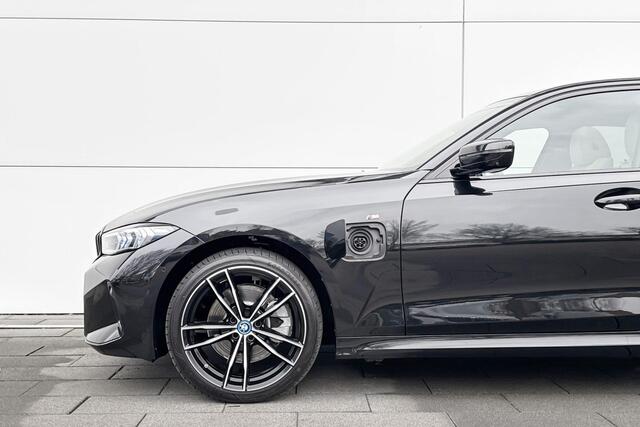 BMW 3-SERIE Sedan 330e | Innovation Pack | Travel Pack