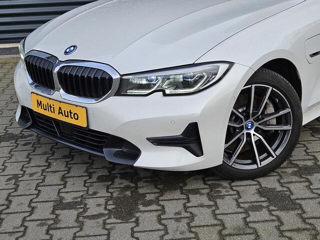BMW 3-SERIE Touring 330e Sportline Plug In Hybrid 293pk PHEV | Panodak | Laser LED | Adaptive Cruise | Head Up | Adaptive Onderstel | Apple Carplay | Camera | Sportstoelen Memory |