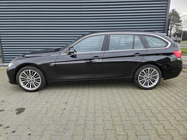 BMW 3-SERIE Touring 320i Edition Luxury Line 184pk Automaat | Panodak | Trekhaak af Fabriek | Lederen Bekleding | LED Koplampen | 18"L.M | Navi Full Map | Stoelverwarming |
