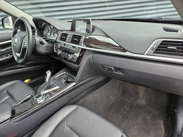 BMW 3-SERIE Touring 320i Edition Luxury Line 184pk Automaat | Panodak | Trekhaak af Fabriek | Lederen Bekleding | LED Koplampen | 18"L.M | Navi Full Map | Stoelverwarming |