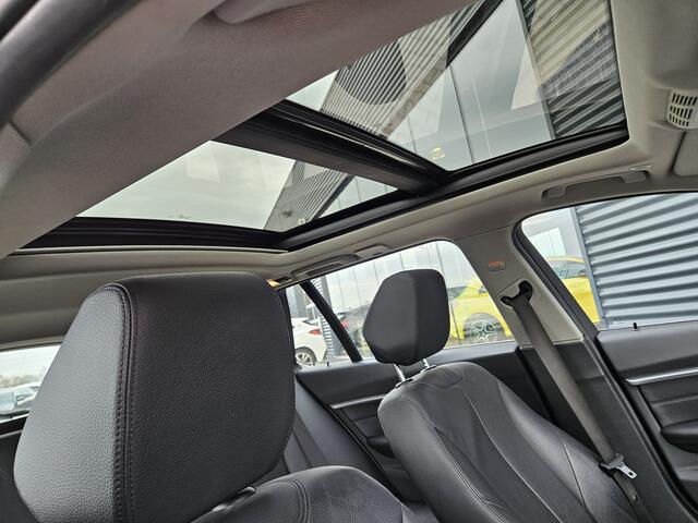 BMW 3-SERIE Touring 320i Edition Luxury Line 184pk Automaat | Panodak | Trekhaak af Fabriek | Lederen Bekleding | LED Koplampen | 18"L.M | Navi Full Map | Stoelverwarming |