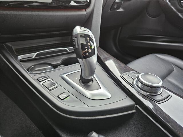 BMW 3-SERIE Touring 320i Edition Luxury Line 184pk Automaat | Panodak | Trekhaak af Fabriek | Lederen Bekleding | LED Koplampen | 18"L.M | Navi Full Map | Stoelverwarming |