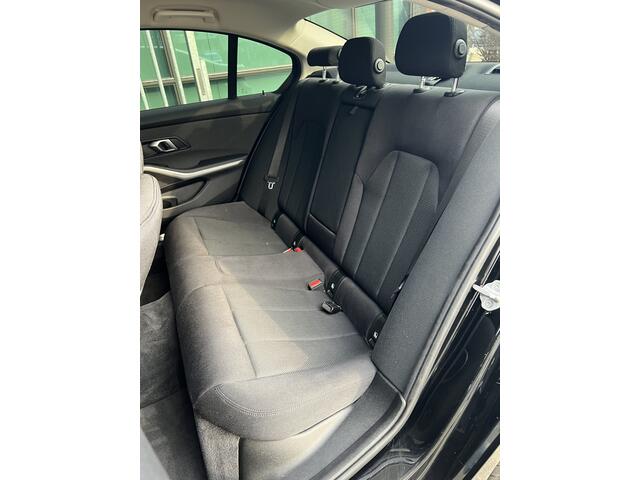 BMW 3-SERIE 318i Executive Edition | AUTOMAAT | NAVI | CARPLAY / ANDROID | PDC V+A | CRUISE CONTROL | CLIMATE CONTROL | LMV 18'' | STOELVERWARMING