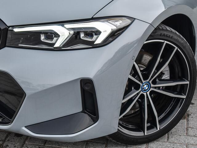 BMW 3-SERIE 330e xDrive M-SPORT | ELEKTR. VERST. STOELEN | ACTIVE CRUISE CONTROL | HARMAN KARDON | AMBIENT VERLICHTING | ELEKTR. TREKHAAK