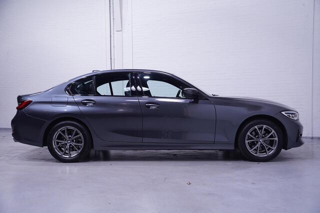 BMW 3-SERIE 320i Business Edition Plus NAP ledverlichting lederen-Sportstoelen elektrisch verstelbaar en verwarmd DAB PDC v+a 17"lmv Mineralgrau cruise controle digitale cockpit
