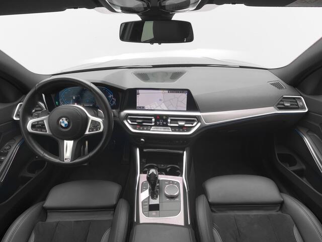 BMW 3-SERIE 330e M Sport Shadow Plug in Hybrid PHEV | Camera | LED | Elektrische Stoelen Memory | Carplay | Sfeerverlichting | 19'' L.M. |