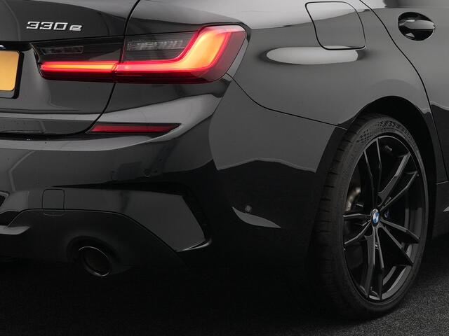 BMW 3-SERIE 330e M Sport Shadow Plug in Hybrid PHEV | Camera | LED | Elektrische Stoelen Memory | Carplay | Sfeerverlichting | 19'' L.M. |