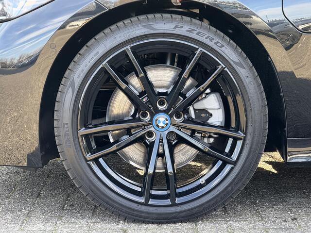 BMW 3-SERIE Sedan 320e | M-Sport | Schuif-/Kanteldak | Sportstoel. | Stoelverw. | HiFi